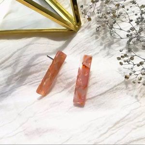 🎀 3/$25 Tortoise Resin Short Bar Stud Earrings